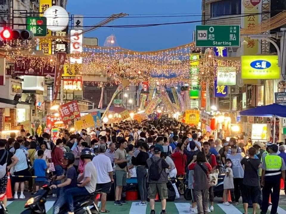 錯過等明年，苑裡鬼門關夜市數萬人擠爆苑裡街上。（圖：民眾提供）