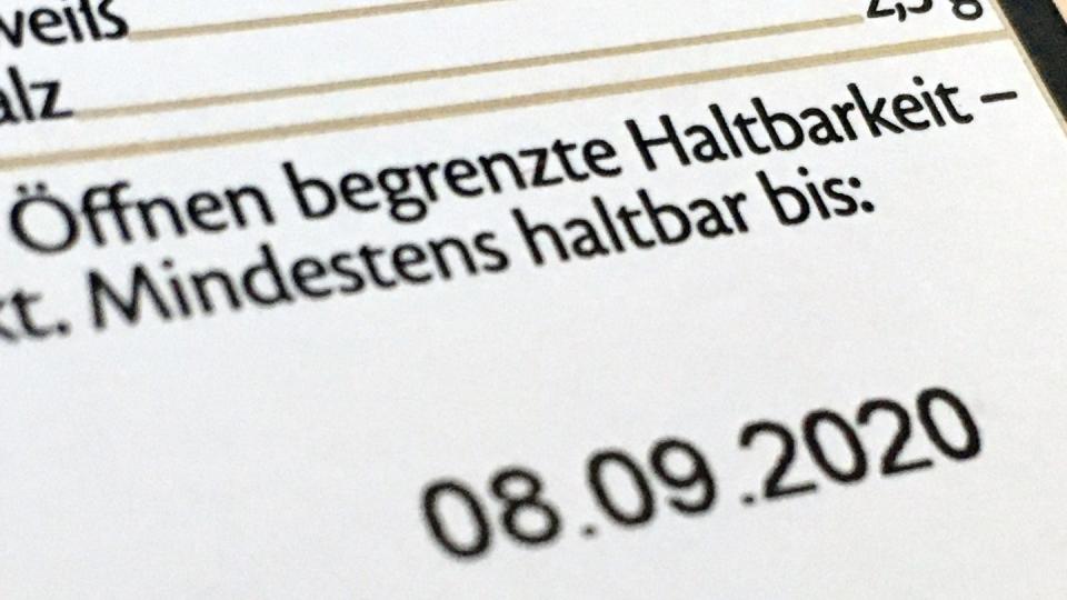 Viele Verbraucher werfen «abgelaufene» Produkte weg, obwohl sie noch länger genießbar sind.