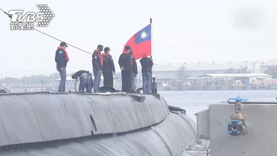 我國首艘國造潛艦「海鯤軍艦」（舷號711）今（28）日正式在高雄下水，總統蔡英文親自南下參與下水、擲瓶儀式。（示意圖／TVBS資料畫面）