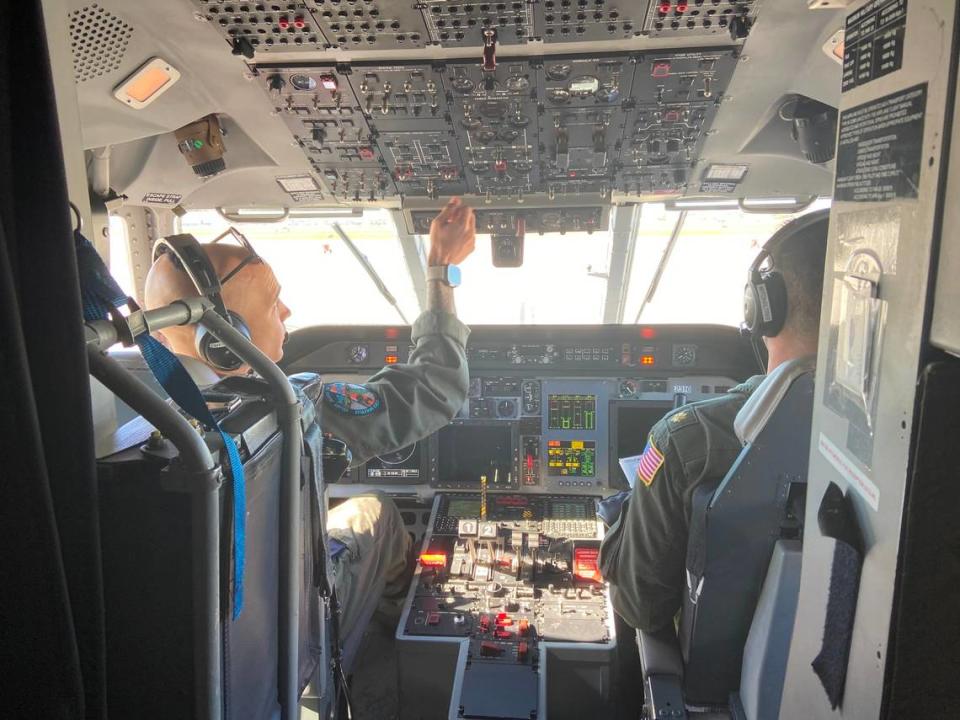 Los pilotos de la Guardia Costera de EEUU teniente Spencer Zwenger y teniente comandante Joshua Mitcheltree preparan su avión C-144 Ocean Sentry para una patrulla sobre el Estrecho de la Florida, el sábado 14 de enero de 2023.