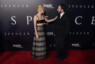 <a href="https://www.elle.fr/People/Tapis-rouge/Evenements/Kristen-Stewart-face-a-Emma-Roberts-et-Ashley-Benson-pour-la-premiere-de-Spencer#xtor=AL-541" rel="nofollow noopener" target="_blank" data-ylk="slk:Voir la suite des photos sur ELLE.fr;elm:context_link;itc:0;sec:content-canvas" class="link ">Voir la suite des photos sur ELLE.fr</a><br><h3> A lire aussi </h3><ul><li><a href="https://www.elle.fr/People/Tapis-rouge/Evenements/Mostra-de-Venise-Zendaya-Kristen-Stewart-Jessica-Chastain-foulent-le-tapis-rouge-du-festival#xtor=AL-541" rel="nofollow noopener" target="_blank" data-ylk="slk:Mostra de Venise : Zendaya, Kristen Stewart, Jessica Chastain foulent le tapis rouge du festival;elm:context_link;itc:0;sec:content-canvas" class="link ">Mostra de Venise : Zendaya, Kristen Stewart, Jessica Chastain foulent le tapis rouge du festival</a></li><li><a href="https://www.elle.fr/People/La-vie-des-people/News/Couple-de-legende-Robert-Pattinson-et-Kristen-Stewart-premier-amour-et-paparazzades#xtor=AL-541" rel="nofollow noopener" target="_blank" data-ylk="slk:Couple de légende : Robert Pattinson et Kristen Stewart, premier amour et paparazzades;elm:context_link;itc:0;sec:content-canvas" class="link ">Couple de légende : Robert Pattinson et Kristen Stewart, premier amour et paparazzades</a></li><li><a href="https://www.elle.fr/People/La-vie-des-people/News/Kristen-Stewart-mariee-en-secret-Des-cliches-sement-le-doute-3939459#xtor=AL-541" rel="nofollow noopener" target="_blank" data-ylk="slk:Kristen Stewart mariée en secret ? Des clichés sèment le doute;elm:context_link;itc:0;sec:content-canvas" class="link ">Kristen Stewart mariée en secret ? Des clichés sèment le doute</a></li><li><a href="https://www.elle.fr/People/La-vie-des-people/News/Kristen-Stewart-se-confie-a-propos-de-son-coming-out-3887363#xtor=AL-541" rel="nofollow noopener" target="_blank" data-ylk="slk:Kristen Stewart se confie à propos de son coming out;elm:context_link;itc:0;sec:content-canvas" class="link ">Kristen Stewart se confie à propos de son coming out</a></li><li><a href="https://www.elle.fr/Astro/Horoscope/Quotidien#xtor=AL-541" rel="nofollow noopener" target="_blank" data-ylk="slk:Consultez votre horoscope sur ELLE;elm:context_link;itc:0;sec:content-canvas" class="link ">Consultez votre horoscope sur ELLE</a></li></ul>