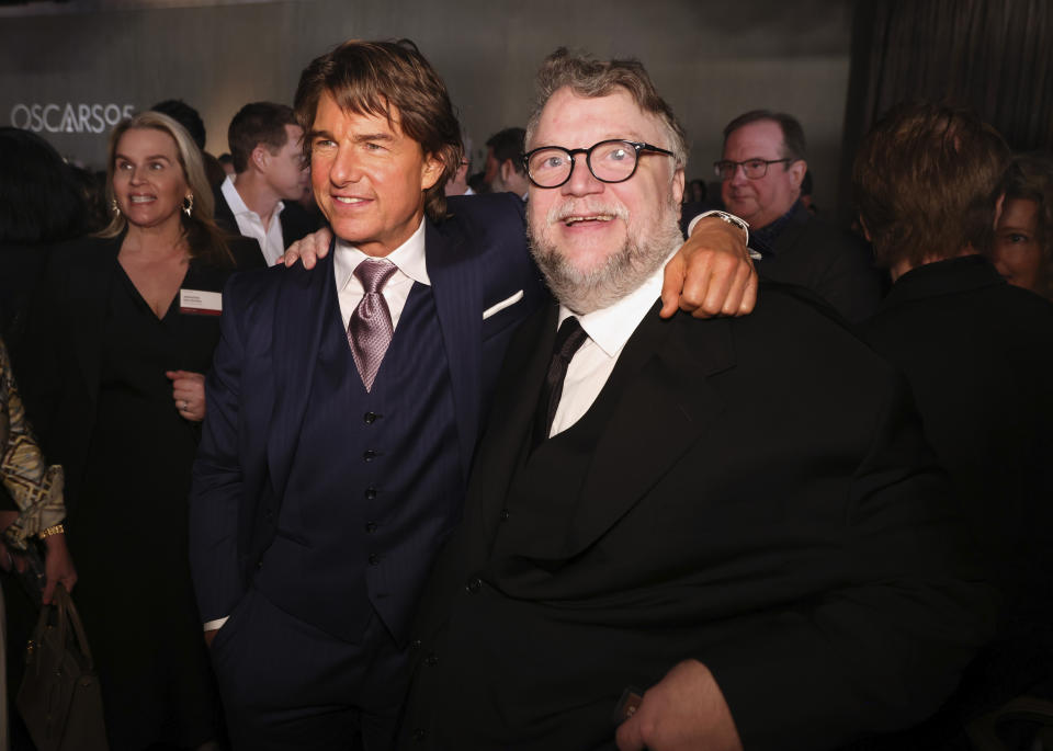 Tom Cruise, izquierda, y Guillermo del Toro en el almuerzo de nominados a la 95a entrega de Premios de la Academia el 13 de febrero de 2023, en el Hotel Beverly Hilton en Beverly Hills, California. (Foto Willy Sanjuan/Invision/AP)