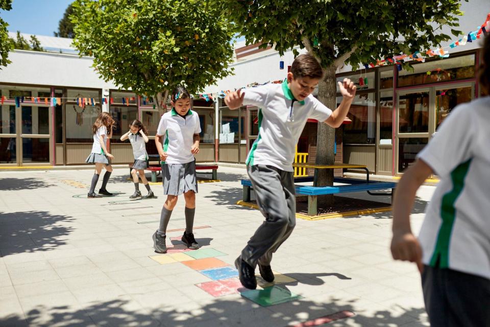 Niños jugando en el recreo