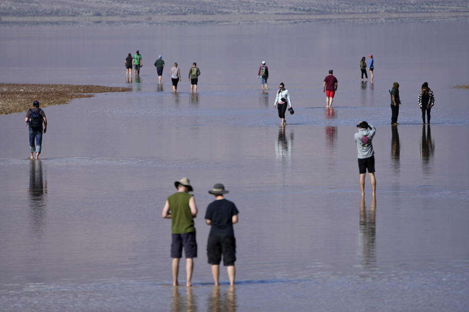 Οι άνθρωποι διασχίζουν το νερό στη λεκάνη Badwater στο Εθνικό Πάρκο Death Valley, Καλιφόρνια, στις 22 Φεβρουαρίου 2024 (John Locher / Αρχείο AP)