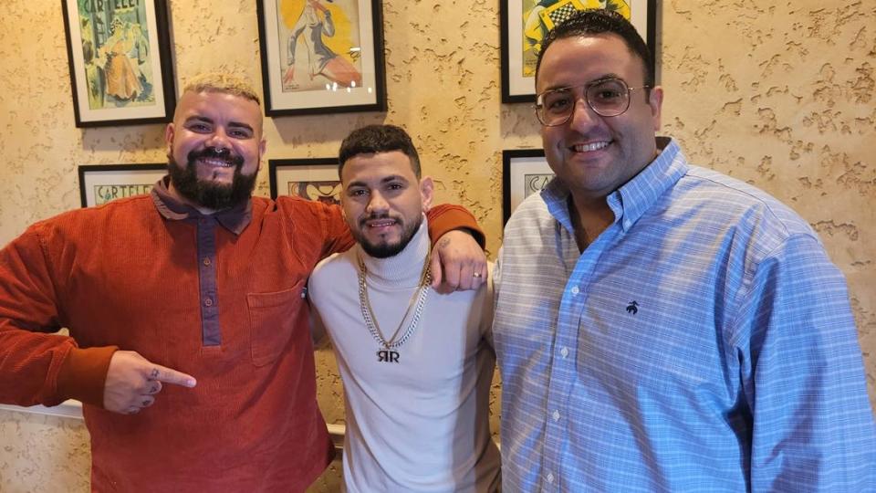 Robeisy Ramírez ya está en casa, pero ahora como campeón mundial. En la foto junto a su mánager José Izquierdo (der.) y Gardy López, miembro del equipo de relaciones publicas de Top Rank.