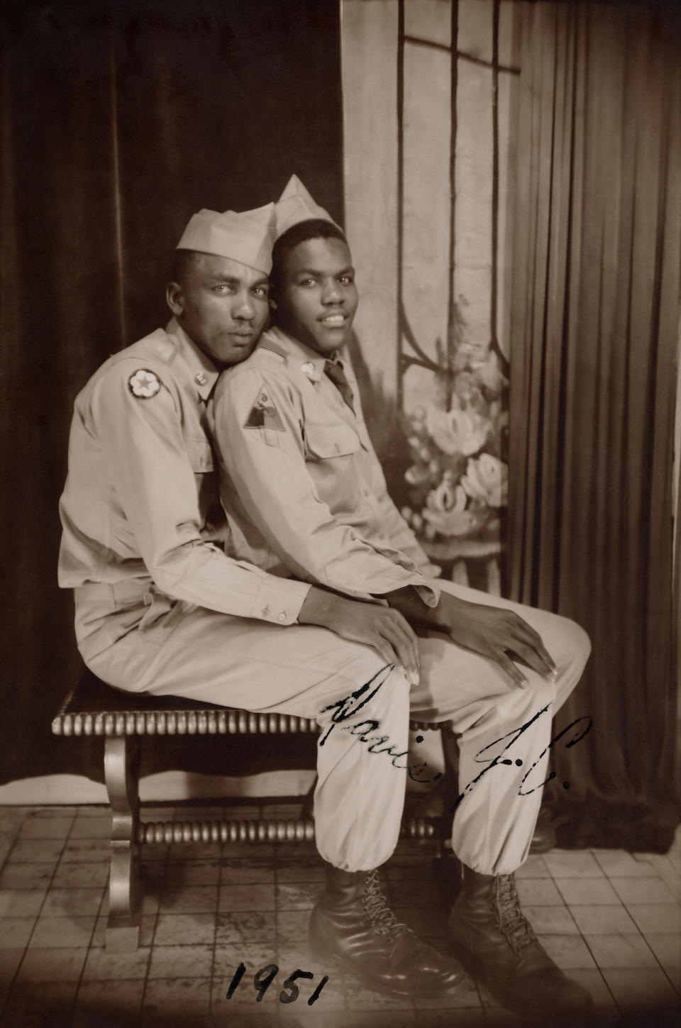 &ldquo;We hope that our book will reinforce, renew or instill for the first time the belief that love is real and worth fighting for," Nini and Treadwell told HuffPost. This photo is labeled as "Davis and J.C." and is believed to have been taken in 1951. (Photo: Courtesy of the Nini-Treadwell Collection © “Loving" by 5 Continents Editions)