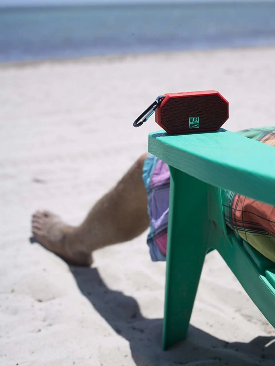 Impermeable y a prueba de golpes, este altavoz es tu nuevo amigo de la playa para toda la vida (foto: Amazon).