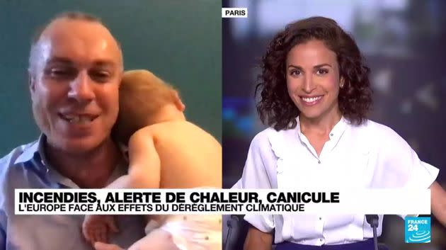 François Gemenne en direct sur France 24, avec son enfant endormi dans les bras. (Photo: Capture d'écran Twitter)