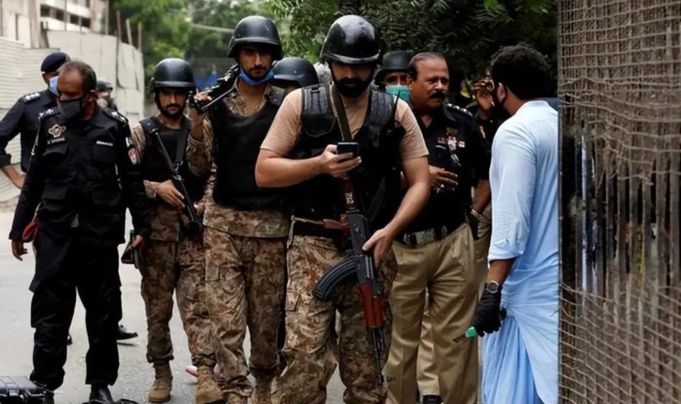 巴基斯坦軍方 8 日表示，該國安全部隊突襲了巴基斯坦塔利班分子在巴國及阿富汗邊境附近的一個藏身點，至少有 12 名武裝恐怖分子遭擊殺。   圖：擷取自中國軍事自媒體「瞭望軍情」