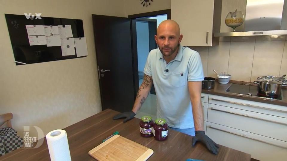 Der Rotkohl aus dem Glas spaltet die Gemüter: Bei Andrej weckt er Emotionen, für die Gäste ist er ein No-Go.
 (Bild: RTL)