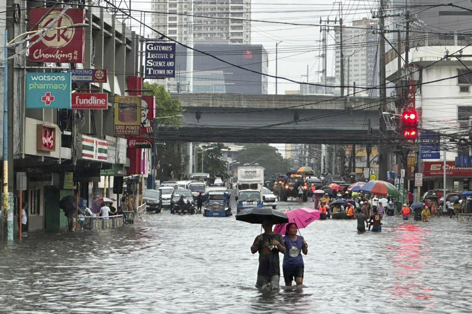 CORRECTS PHOTOGRAPHER'S LAST NAME TO CALUPITAN - Streets flood from monsoon rains worsened by offshore typhoon Gaemi on Wednesday, July 24, 2024, in Manila, Philippines. (AP Photo/Joeal Calupitan)