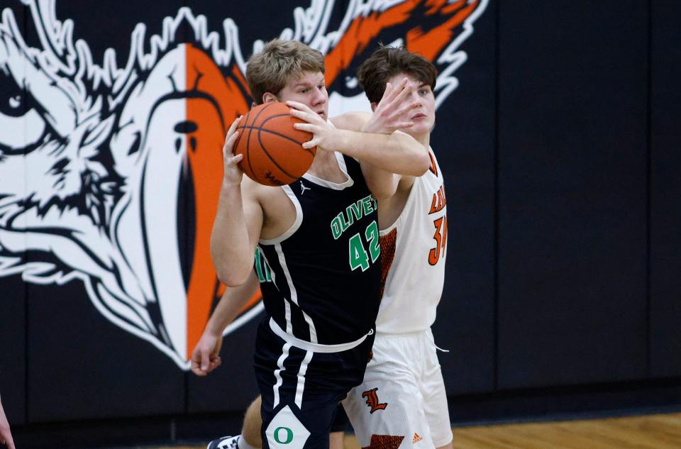 Olivet's Drew Priddy, left, and Leslie's Bronson Clayton fight for the ball on a rebound, Friday, Feb. 24, 2023, in Leslie.