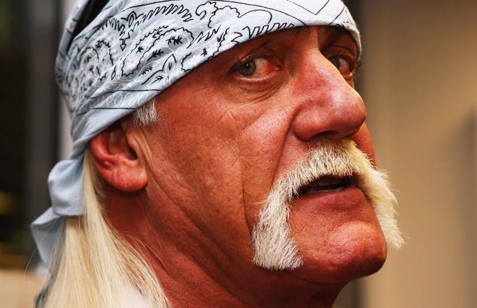 Hulk Hogan war nicht nur ein Top-Athlet, sondern über Jahre auch ein Vorbild für viele junge Fans. Irgendwann fiel das Saubermann-Image jedoch in sich zusammen. Affären, schlüpfrige Video-Tapes, rassistische Entgleisungen - nach einigen Skandalen wurde Hogan 2015 sogar aus der "Hall of Fame" der WWE entfernt. (Bild: Getty Images/Cameron Spencer)