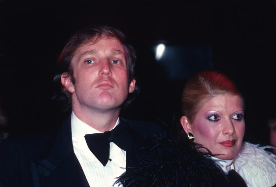 Ivanna y Donald Trump El 7 de abril de 1977, Ivana Trump se casó en una lujosa boda de sociedad y dio comienzo a su matrimonio con Donald. Su matrimonio terminó cuando Donald empezó su relación con la que acabaría siendo se segunda esposa, Marla Mapples. La imagen es de 1980. (Foto: Getty) (Texto: I. Moretón)