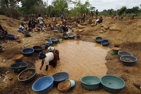 Prospectors pan for gold at a new gold mine found in a cocoa farm near the town of Bouafle in western Ivory Coast March 20, 2014. REUTERS/Luc Gnago