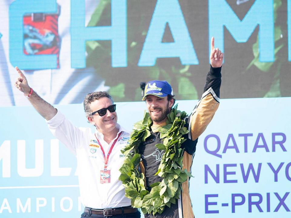 Vergen celebrates his triumph with Formula E CEO Alejandro Agag (Formula E)