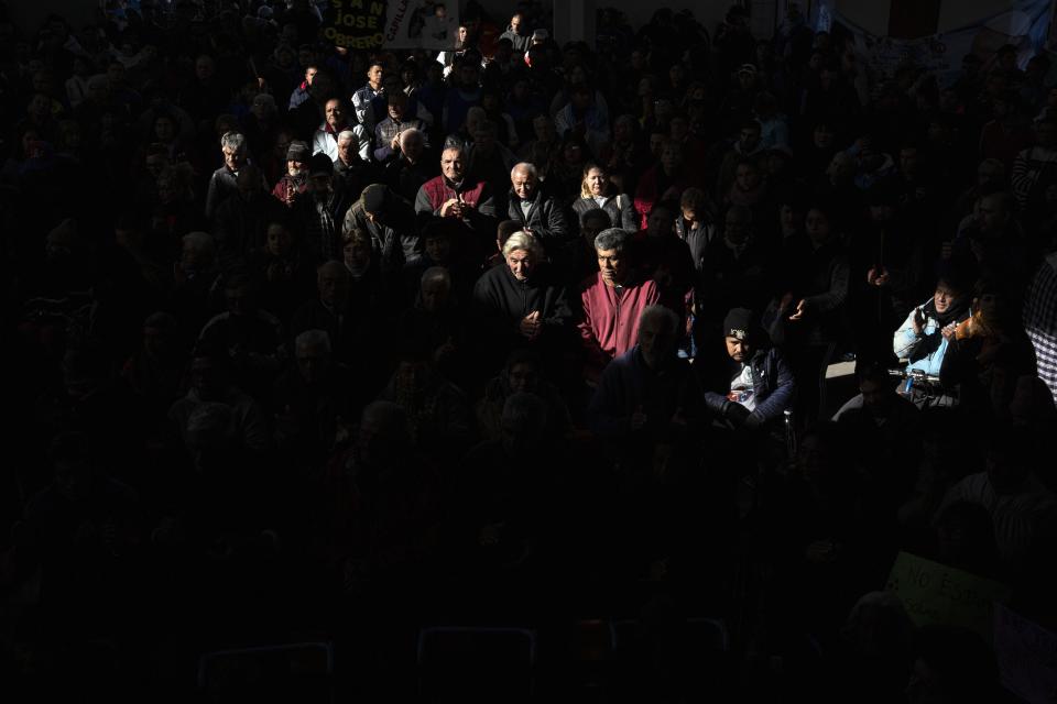 Un grupo de fieles atienden a una misa con motivo del Día Internacional contra el Abuso de Drogas y el Tráfico Ilícito, en la iglesia de San Cayetano, en Buenos Aires, Argentina, el 26 de junio de 2024. (AP Foto/Rodrigo Abd)