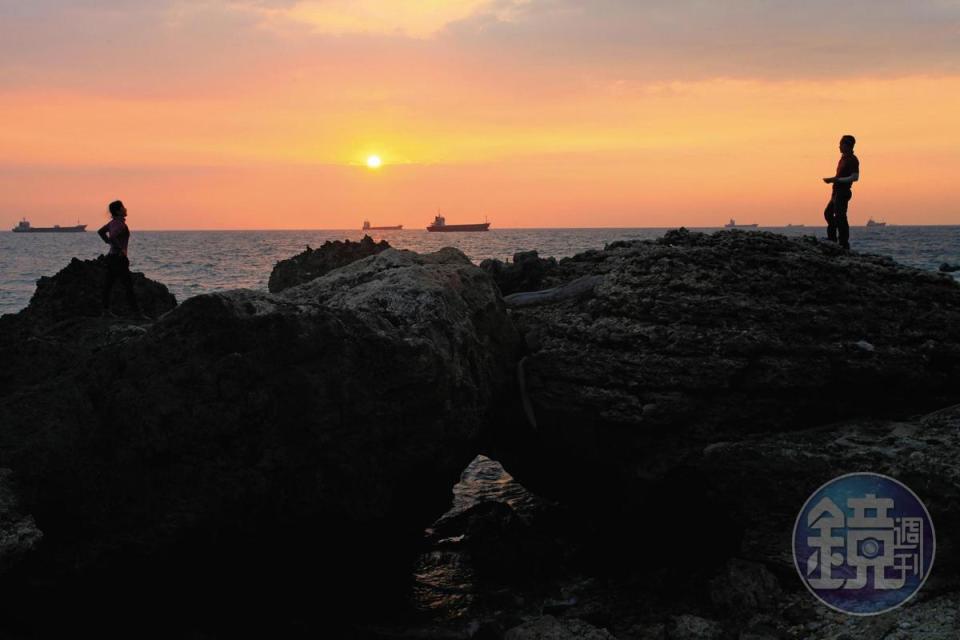 靠近柴山小漁港的礁岩上欣賞日落。