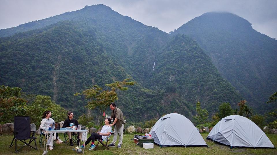 《花甲少年趣旅行》涂善存安排四人到山上露營（圖／東森）