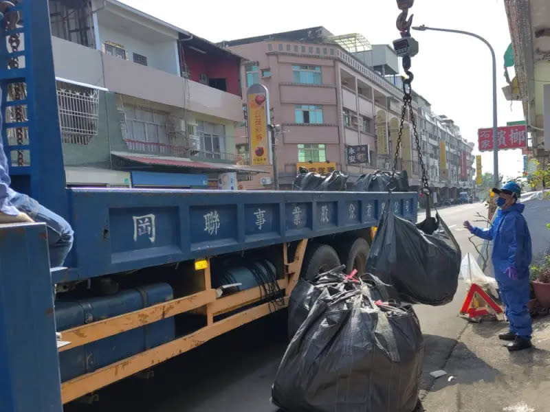 ▲台南市在今年啟動首波清理家戶石綿建材廢棄物專案，已有33家戶完成石綿建材拆除作業，並由環保局載送清理完畢。（圖／台南市環保局提供）