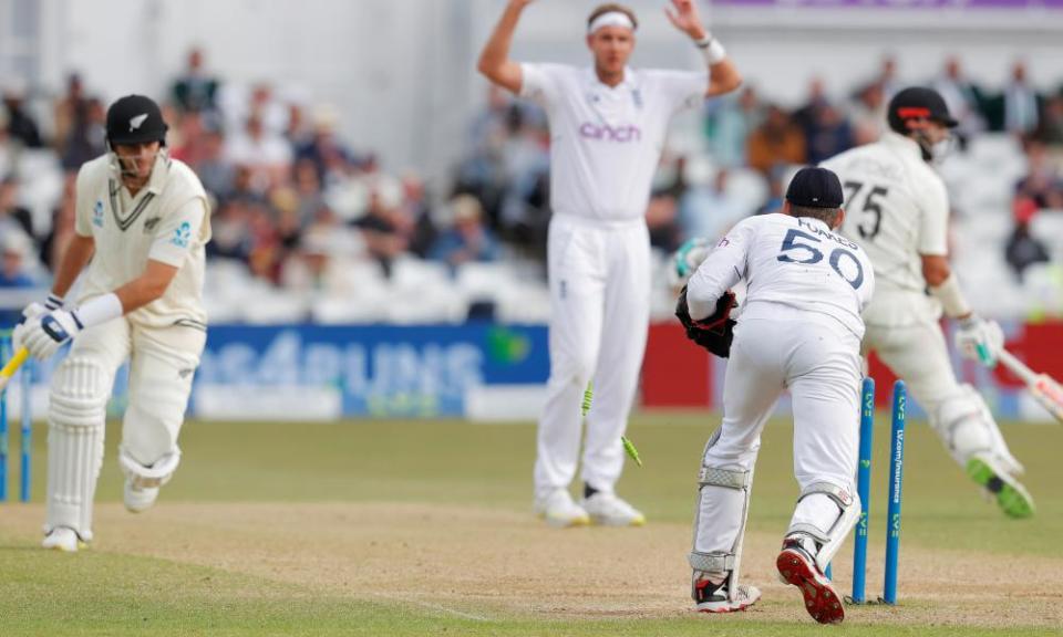 Ben Foakes (front right) runs out New Zealand&#x002019;s Tim Southee at Trent Bridge.