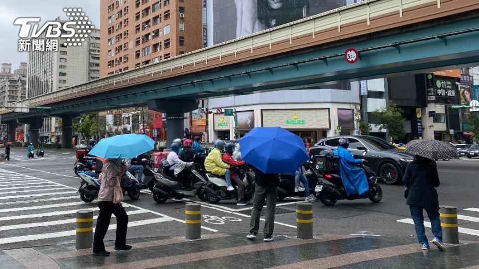 首波梅雨報到全台溼答答。（圖／TVBS）