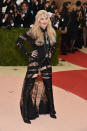 <p>La Reine de la Pop a fait la une en 2016 en se rendant au Met Gala vêtue d’un nouvel ensemble Givenchy qui dévoilait son derrière et sa poitrine. Mais, la chanteuse a assumé son choix du look dentelle noire et a même <a rel="nofollow noopener" href="https://www.independent.co.uk/news/people/met-gala-2016-madonna-has-a-message-for-her-critics-a7011276.html" target="_blank" data-ylk="slk:partagé un message auprès de ses fans sur Twitter;elm:context_link;itc:0;sec:content-canvas" class="link ">partagé un message auprès de ses fans sur Twitter</a>. <em>[Photo: Getty]</em> </p>