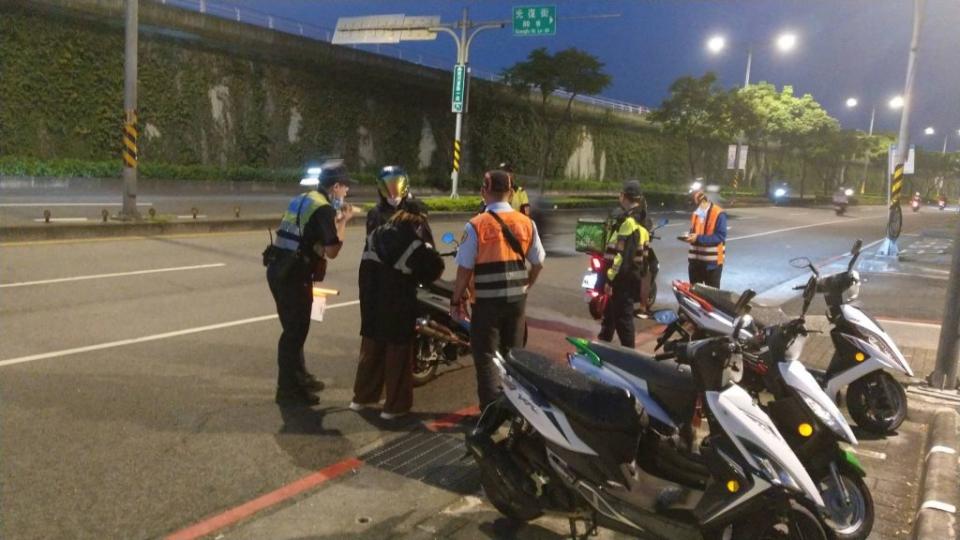 永和警分局聯合交通部公路總局台北區監理所板橋監理站，於22日夜間在永和交通最為繁重環河東路設置攔查點，辦理轄區首場監警聯合稽查取締勤務。（永和警分局提供）