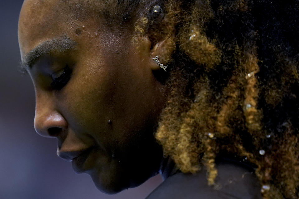 Serena Williams se dispone a sacar contra Anett Kontaveit en la segunda ronda del US Open, el miércoles 31 de agosto de 2022, en Nueva York. (AP Foto/Seth Wenig)