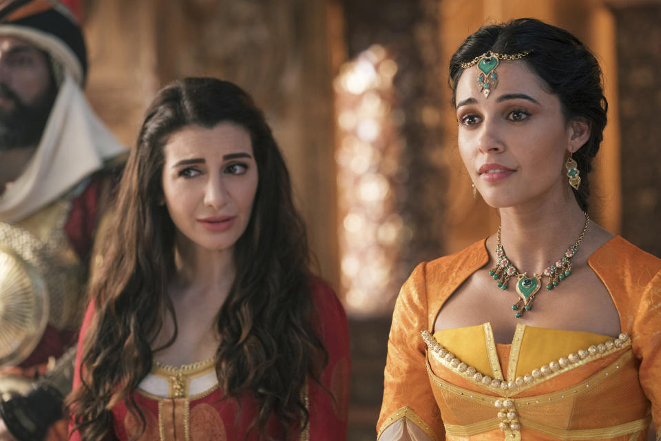 En esta imagen difundida por Disney, Nasim Pedrad como Dalia, a la izquierda, y Naomi Scott como Jasmine en una escena de la nueva versión con actores del clásico animado de Disney de 1992 "Aladdin". (Daniel Smith/Disney vía AP)