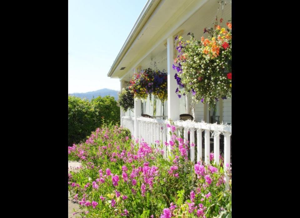 You can't plant flowers on a porch, but you can hang baskets of flowers.     Bring a glimpse of the garden to your front porch by hanging baskets of flowers using easy-to-install hooks.     Photo by Flickr user <a href="http://www.flickr.com/photos/vinitapappas/4768211403/" target="_hplink">Vinita Pappas</a>. 