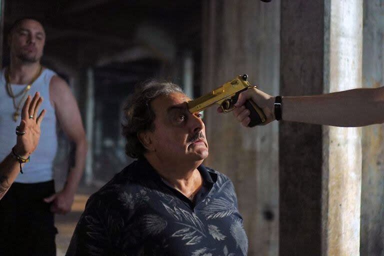 Claudio Rissi, en su personaje de Mario Borges, recibiendo un ultimátum en una escena de la exitosa ficción televisiva