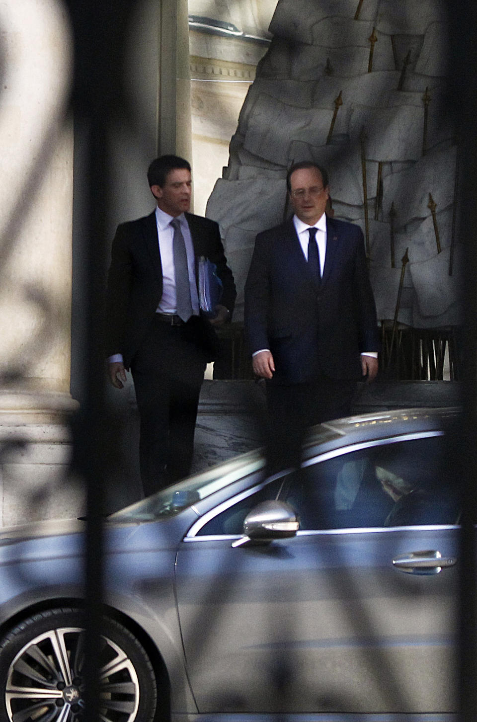 New French prime minister Manuel Valls, left, takes leave of French President Francois Hollande following their meeting at the Elysee Palace in Paris, Wednesday April 2, 2014. Manuel Valls, 51, took over as President Francois Hollande's prime minister from Jean-Marc Ayrault after their Socialist Party took a drubbing in weekend municipal elections. (AP Photo/Remy de la Mauviniere)