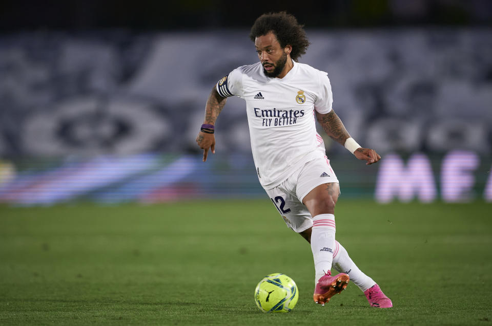 Marcelo, futbolista del Real Madrid, avanzando con la pelota controlada con su pierna izquierda