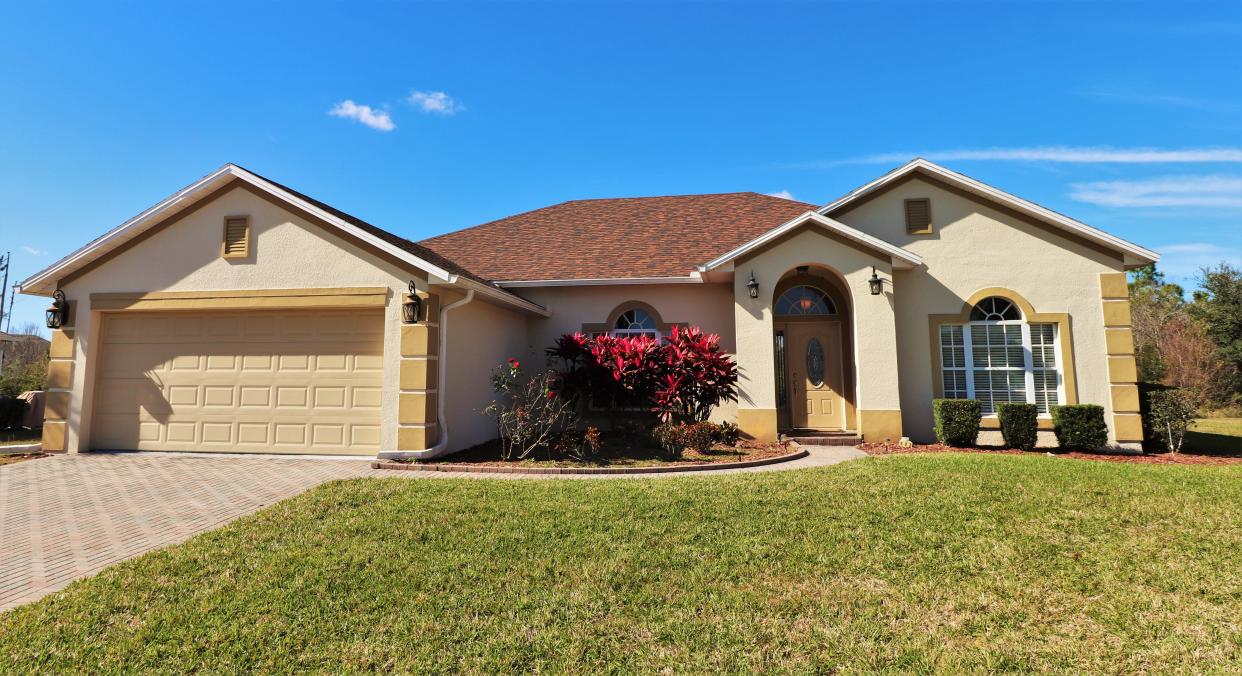 This lovely three-bedroom, two-bath home is ideally located in Daytona Beach’s LPGA golf community.