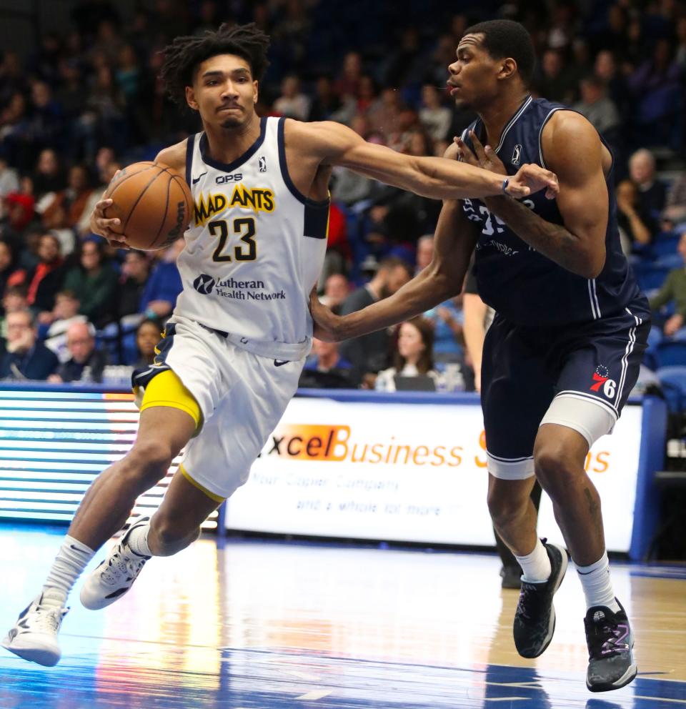 Fort Wayne's Jermaine Samuels (23) drives against Delaware Blue Coats' Michael Foster during the Blue Coats' 114-110 loss, Friday, March 24, 2023 at the Chase Fieldhouse.