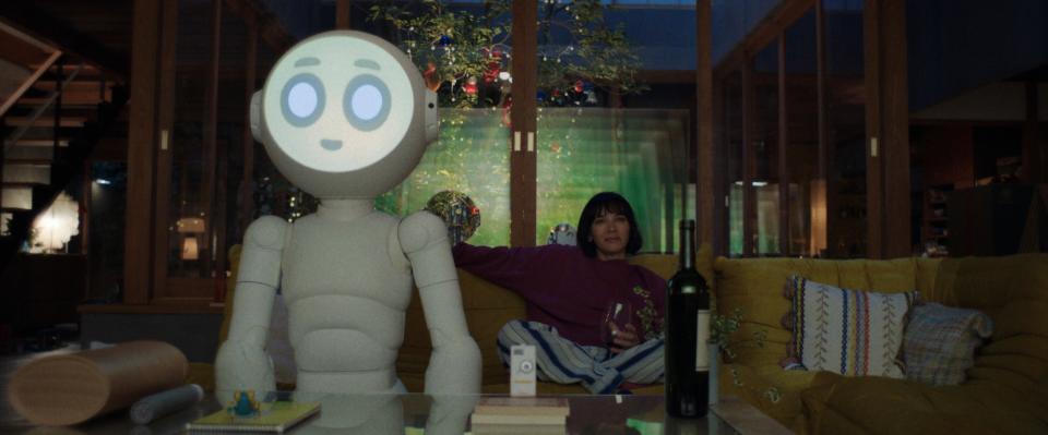 Sunny the robot, alongside Jones as Suzie<span class="copyright">Courtesy of Apple TV+</span>