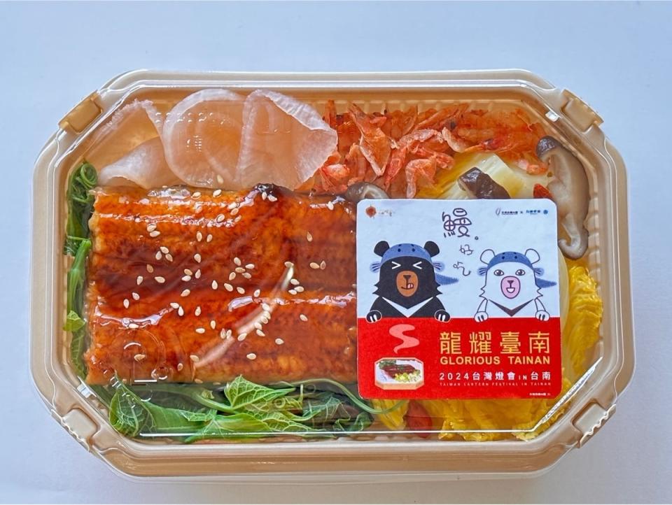 為了推廣台灣燈會，台灣鐵路公司今(21)日表示，與交通部觀光署共同推出，聯名款「鰻。好吃」便當。