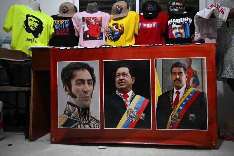 El libertador Simón Bolívar, el fallecido presidente venezolano Hugo Chávez y el presidente y candidato presidencial venezolano Nicolás Maduro, los tres bastiones de la revolución bolivariana