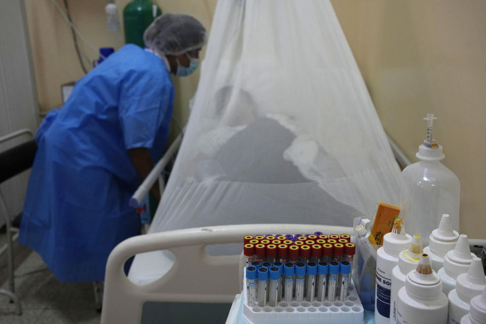 Tubos para pruebas de dengue sobre una mesa cerca de una enfermera que atiende a un paciente con dengue en el hospital Jorge Reátegui en Piura, Perú, el viernes 2 de junio de 2023. (AP Foto/Martín Mejia)