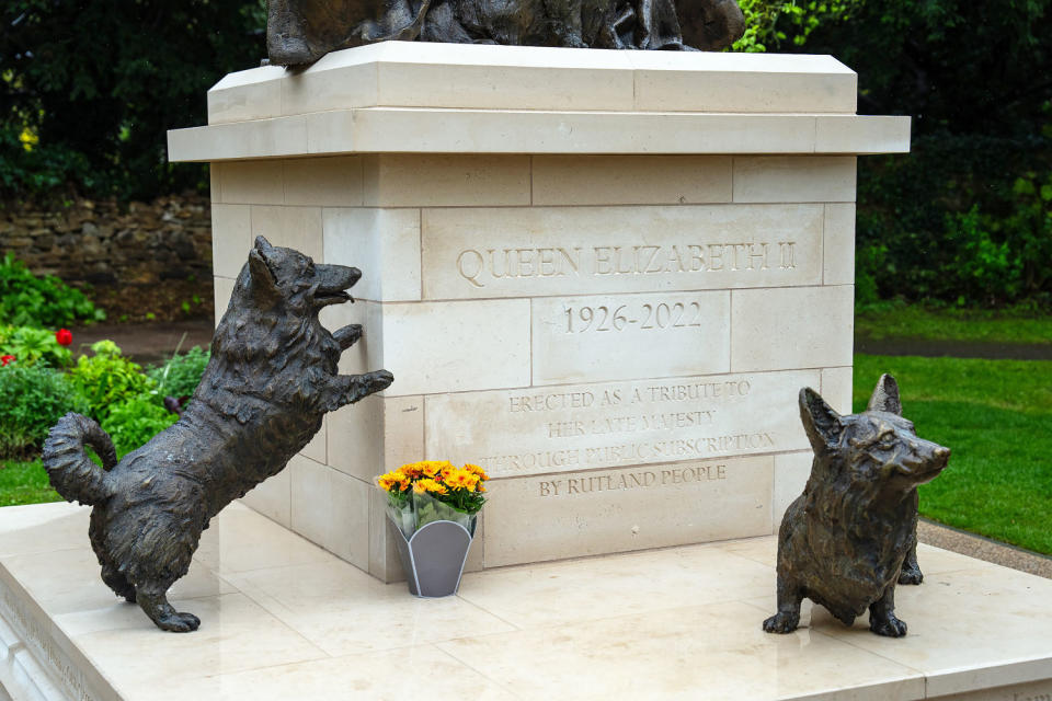 A newly-unveiled statue of Queen Elizabeth II (Carl Court / Getty Images)