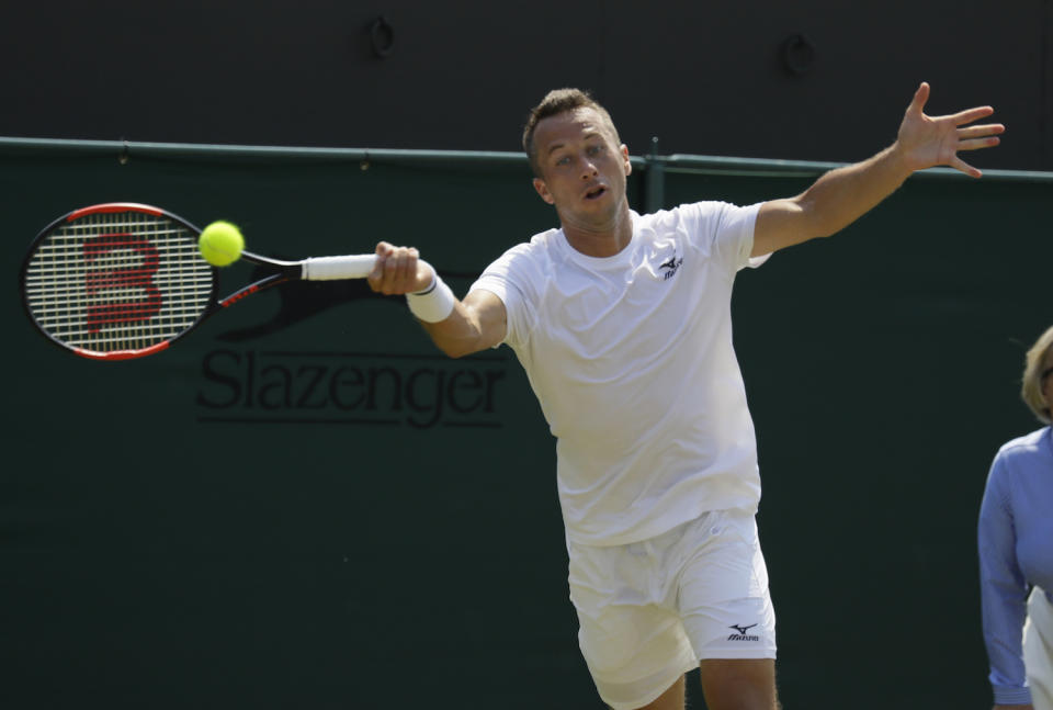 <p>Auch im Tennis fliegen hin und wieder die Fetzen: Im Jahr 2012 kam es zu einem Streit zwischen Philipp Kohlschreiber (Bild) und Davis-Cup-Teamchef Patrik Kühnen. Kohlschreiber hatte sich Anfang 2012 von einer wichtigen Partie wegen einer Magen-Darm-Erkrankung abgemeldet. Tennisspieler Tommy Haas kritisierte dieses Verhalten Kohlschreibers – seiner Meinung nach hätte Kohlschreiber zumindest zum Anfeuern zum Spiel kommen müssen. Trainer Kühnen hatte sich in dieser Angelegenheit hinter Haas gestellt, dessen Privattrainer er auch ist. Kohlschreiber hatte aber laut eigener Aussage vom Arzt verordnet bekommen, Kontakte zu meiden, da seine Erkrankung ansteckend war. (Bild: AP Photo) </p>