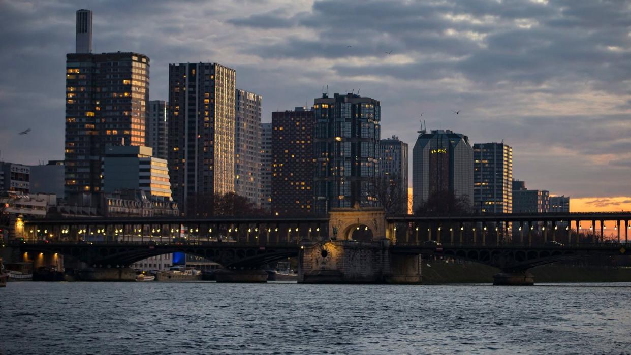 Das Pariser Geschäftsviertel Beaugrenelle an der Seine. Nach dem brutalen Angriff auf einen Jugendlichen in Paris hat der Stadtteil-Bürgermeister des 15. Arrondissement, Philippe Goujon, verstärkte Polizeipräsenz in der Gegend gefordert.