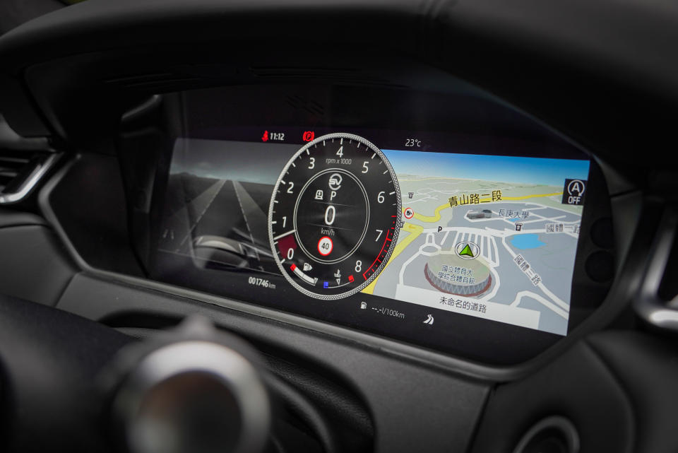  12.3 吋高畫質互動式駕駛顯示幕為標準配備。
