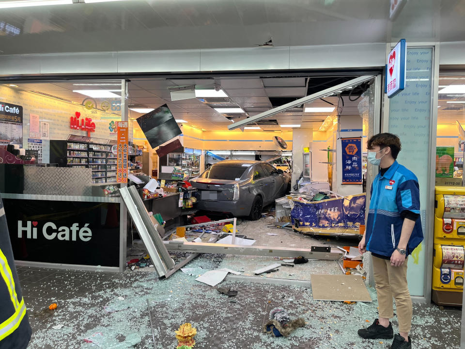 一輛轎車駕駛4日上午7時許，疑精神不濟，駕車衝進板橋區互助街某超商內，造成一名女子被壓在轎車底，消防局前往救護送醫時，女子命危。（民眾提供）