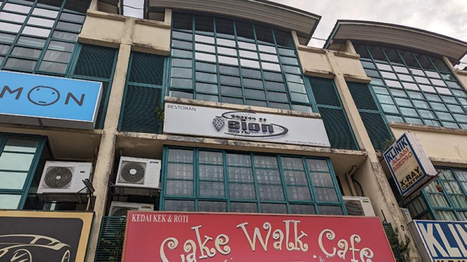 Look for the sign above the cake shop and next to the Kumon centre in Ara Damansara.