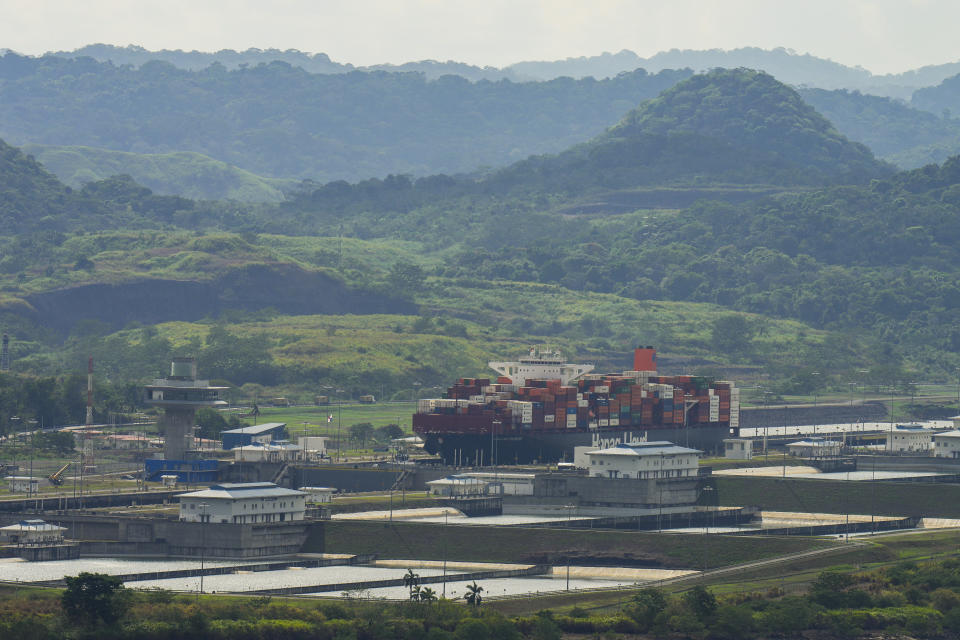 Un carguero navega por las esclusas de Miraflores del Canal de Panamá, en la Ciudad de Panamá, el jueves 2 de mayo de 2024. Los panameños elegirán un nuevo presidente el 5 de mayo. (Foto AP/Matías Delacroix)