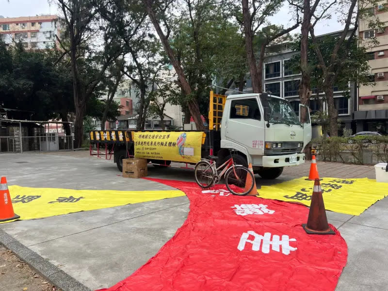 ▲高雄市警局交通大隊將大型車開進校園，向鹽埕國中師生宣導大型車輛死角與內輪差，要確實與大型車保持安全距離，才能確保行車安全。（圖／高市交通大隊提供）