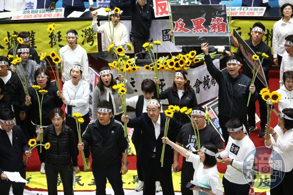 民進黨立委人手一支向日葵，象徵將太陽花學運帶進議場，並合唱該學運歌曲「島嶼天光」。