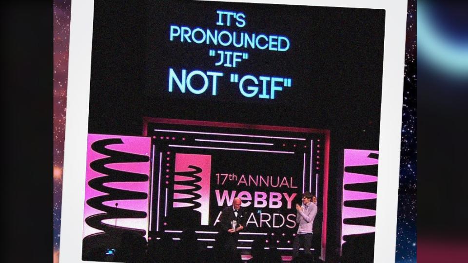 懷特利用GIF檔重申GIF發音，幽默方式讓台下眾人叫好。（圖／翻攝自The Webby Award Facebook）